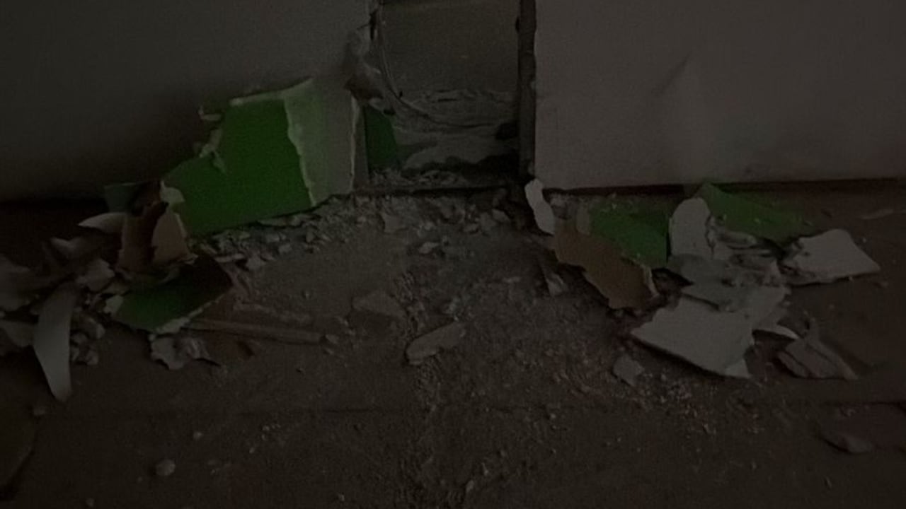 Los delincuentes contaron con todo el tiempo del mundo para abrir esta tronera en la pared para después apoderarse de mercancía y otros elementos de valor.