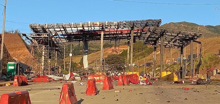 Peaje Mondomo, entre Popayán y Santander de Quilichao, destruido por un ataque terrorista.