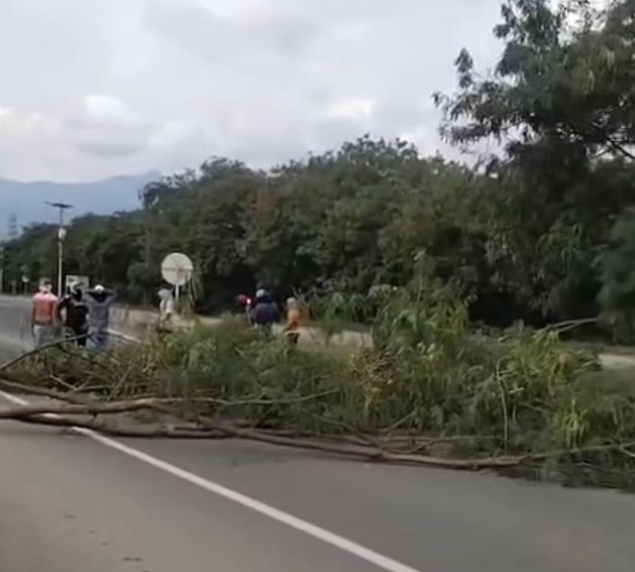 Vía bloqueada hacia el aeropuerto Alfonso Bonilla Aragón, desde el sector de Cencar.