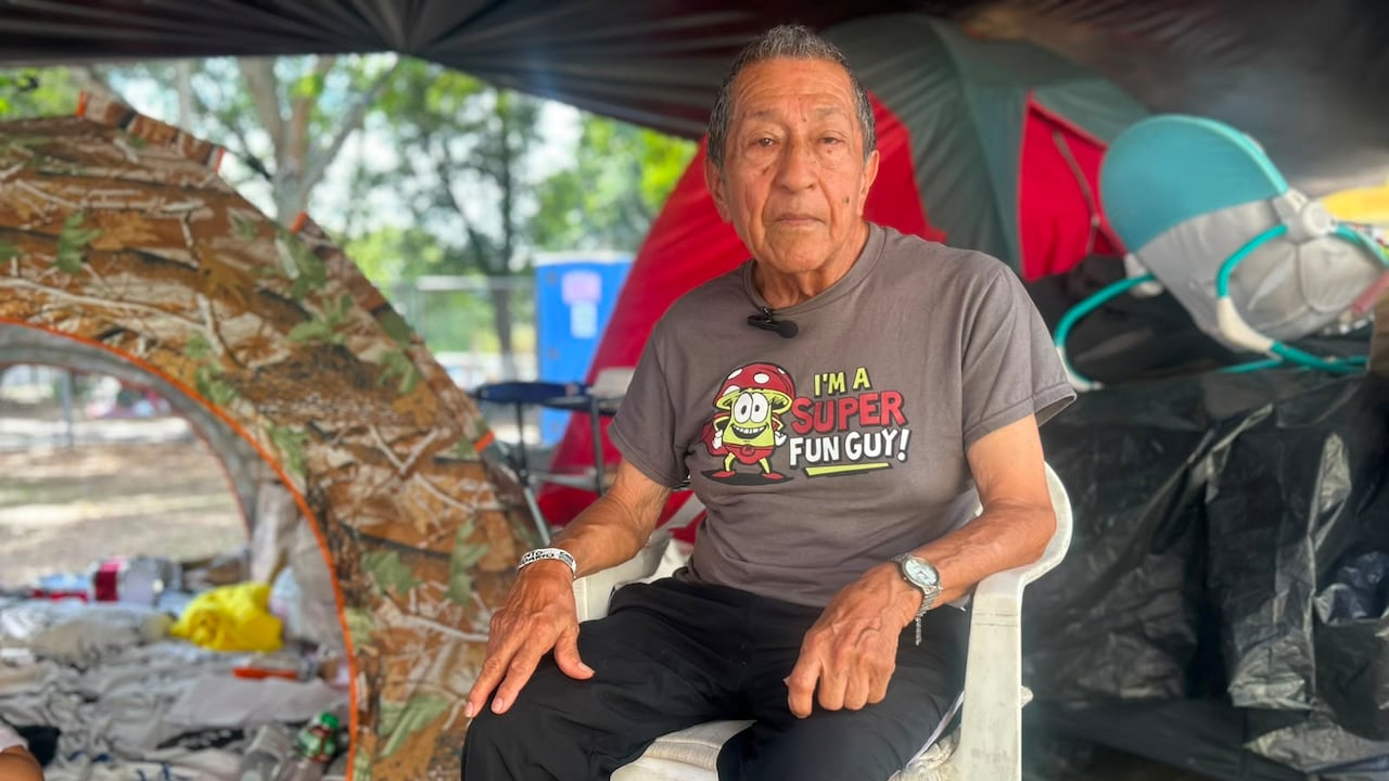 A sus 82 años, Luis Alberto Valencia recuerda con dolor el terremoto de Armenia de 1999, que le hizo perder el empleo y sus pertenencias.