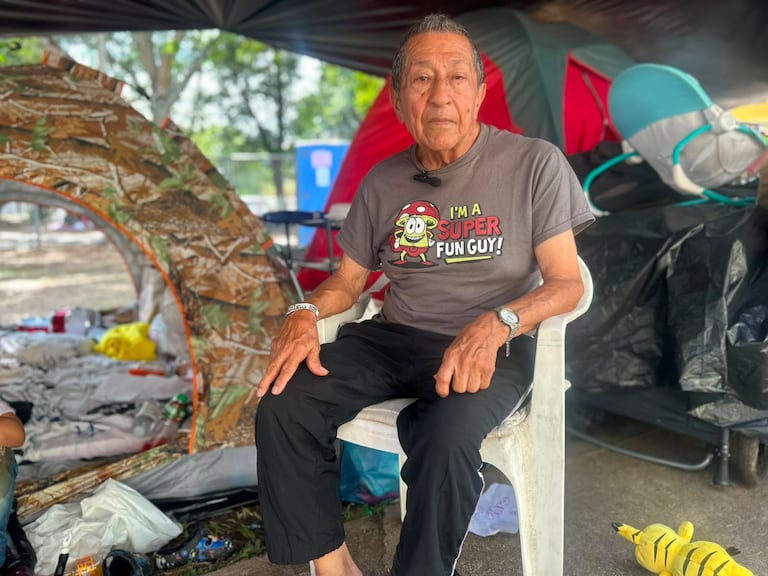 A sus 82 años, Luis Alberto Valencia recuerda con dolor el terremoto de Armenia de 1999, que le hizo perder el empleo y sus pertenencias.