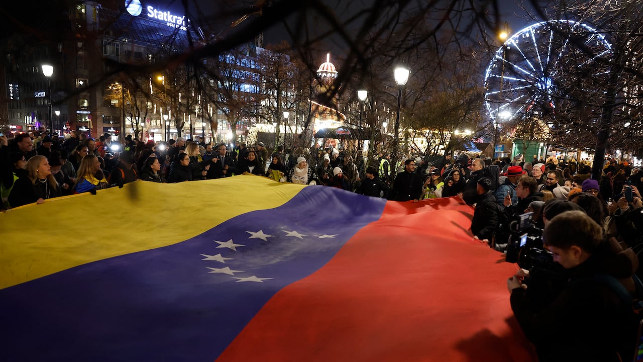 La líder de la oposición venezolana, María Corina Machado, recibió el premio por su incansable labor para garantizar los derechos democráticos del pueblo venezolano y por su lucha por una transición justa y pacífica de la dictadura al gobierno popular.