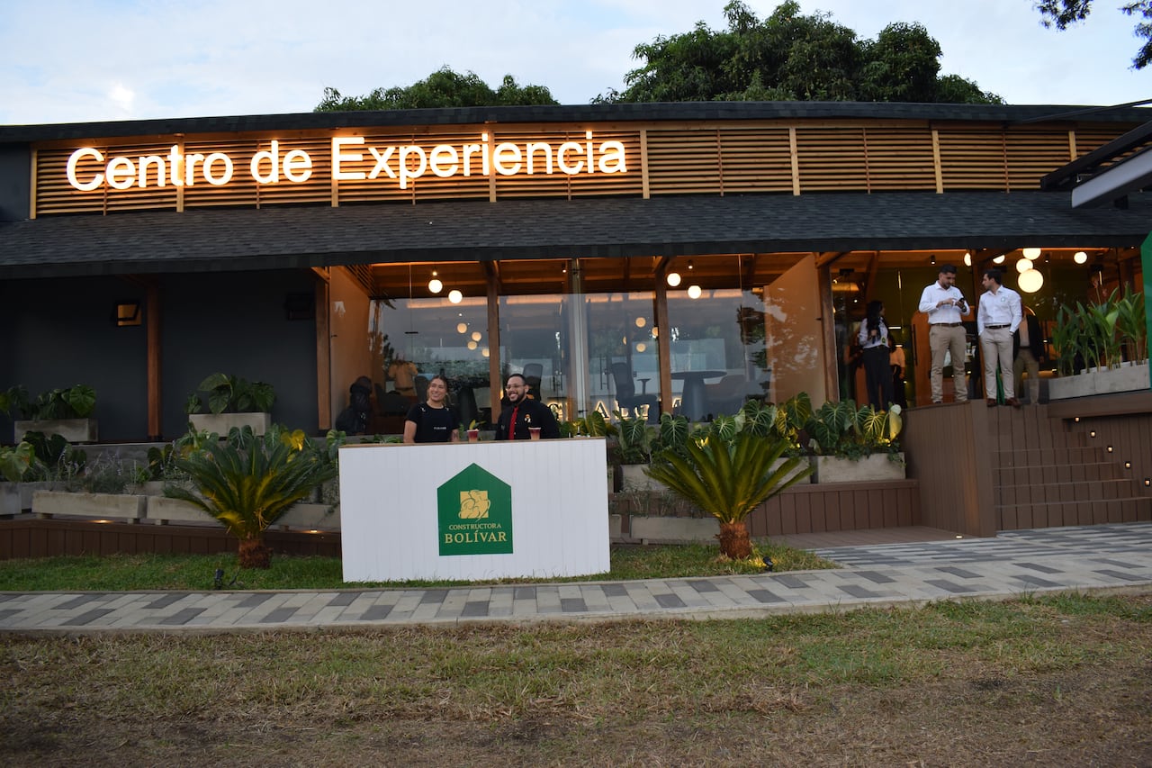 Los visitantes en Shalom Golf Club pueden acercarse al centro de experiencia para realizar un recorrido guiado, conocer las instalaciones y recibir asesoría directa sobre las comodidades del proyecto.