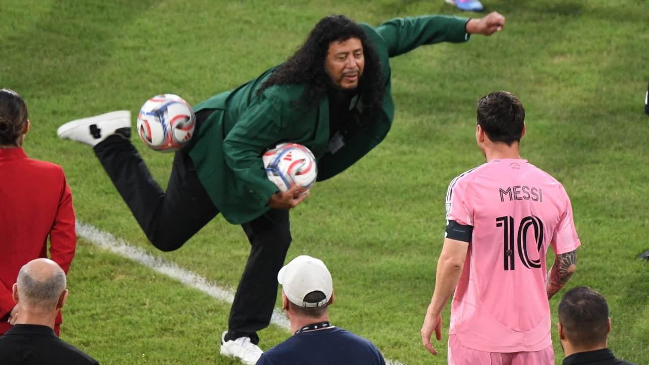 René Higuita con un medio 'Escorpión' ante Lionel Messi.