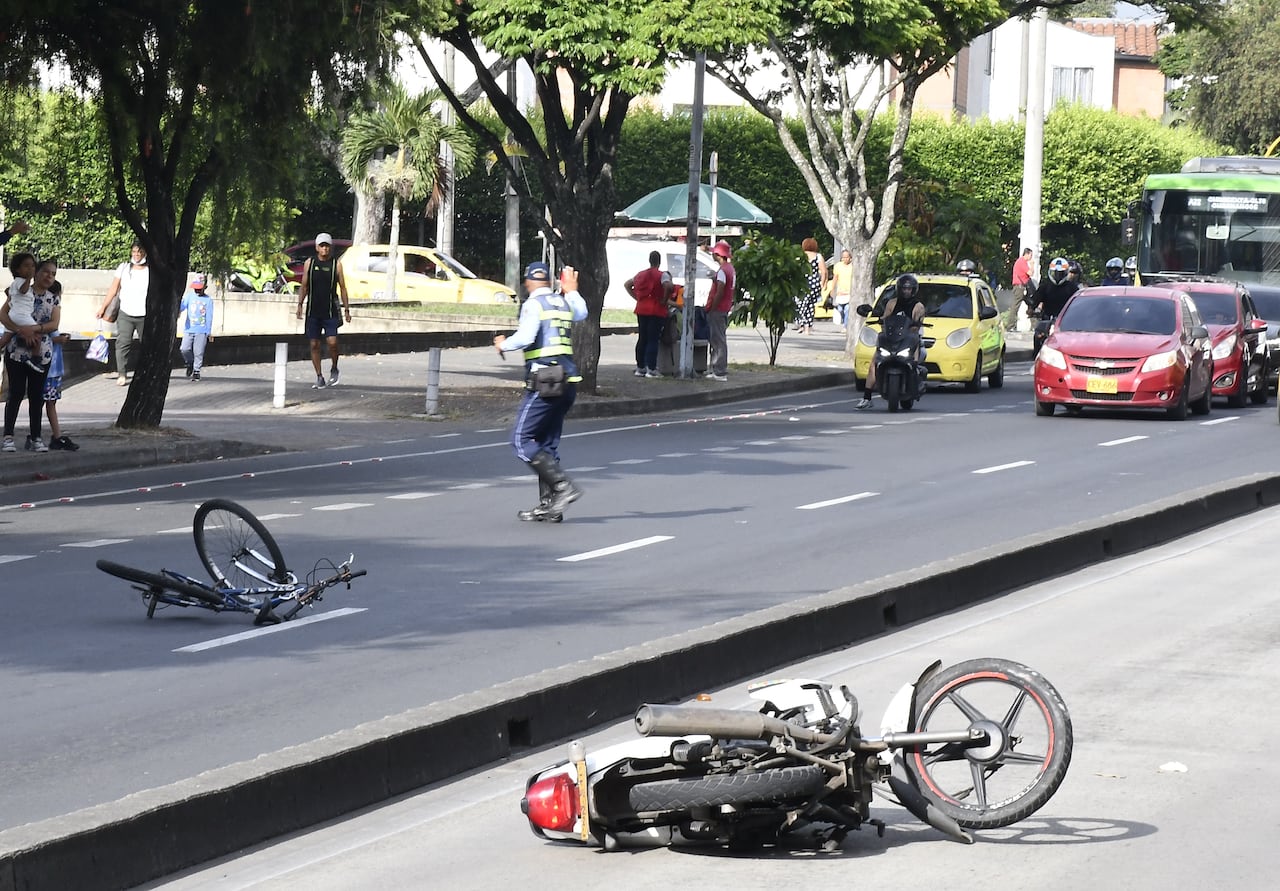 Cali: Continúan los graves accidentes por imprudencia de motociclistas y ciclistas que invaden el carril del Mío. Dos personas resultaron gravemente heridos en la cr 1 con calle 57 en el carril del Mío. Foto José L Guzmán. El País