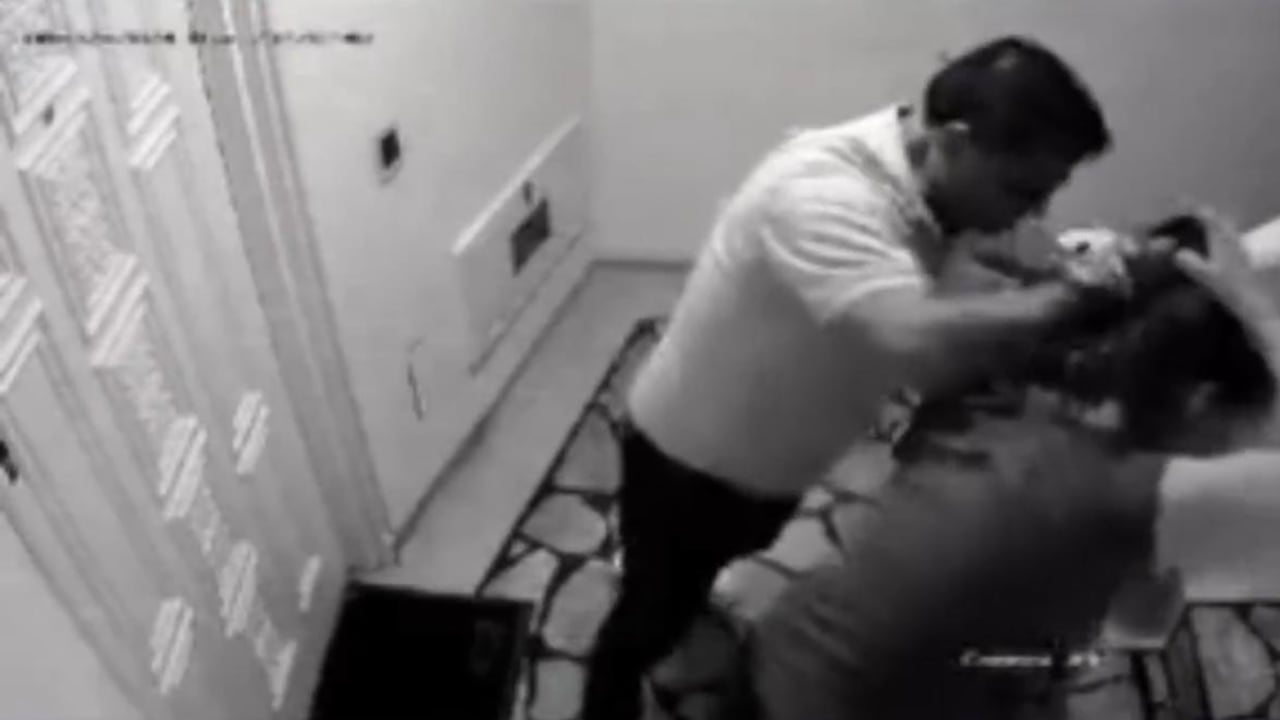 Francisco, el hombre que estuvo envuelto en un caso de acoso en un supermercado de Bogotá, también habría agredido físicamente a su esposa.