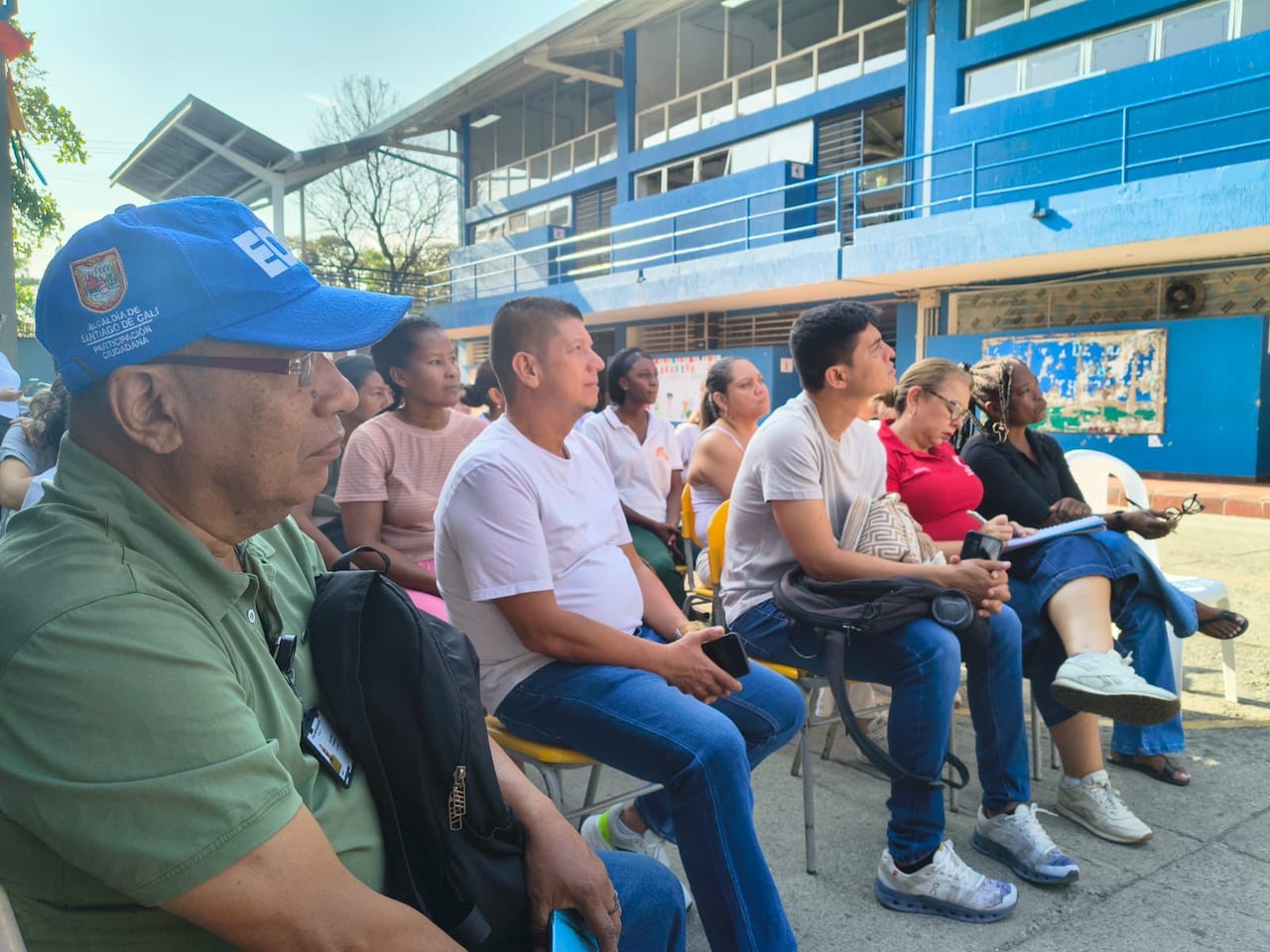 Representantes de la Secretaría de Educación Distrital y miembros de la comunidad escolar durante la reunión en la que acordaron el retorno a clases en la IEO Alfonso López Pumarejo.