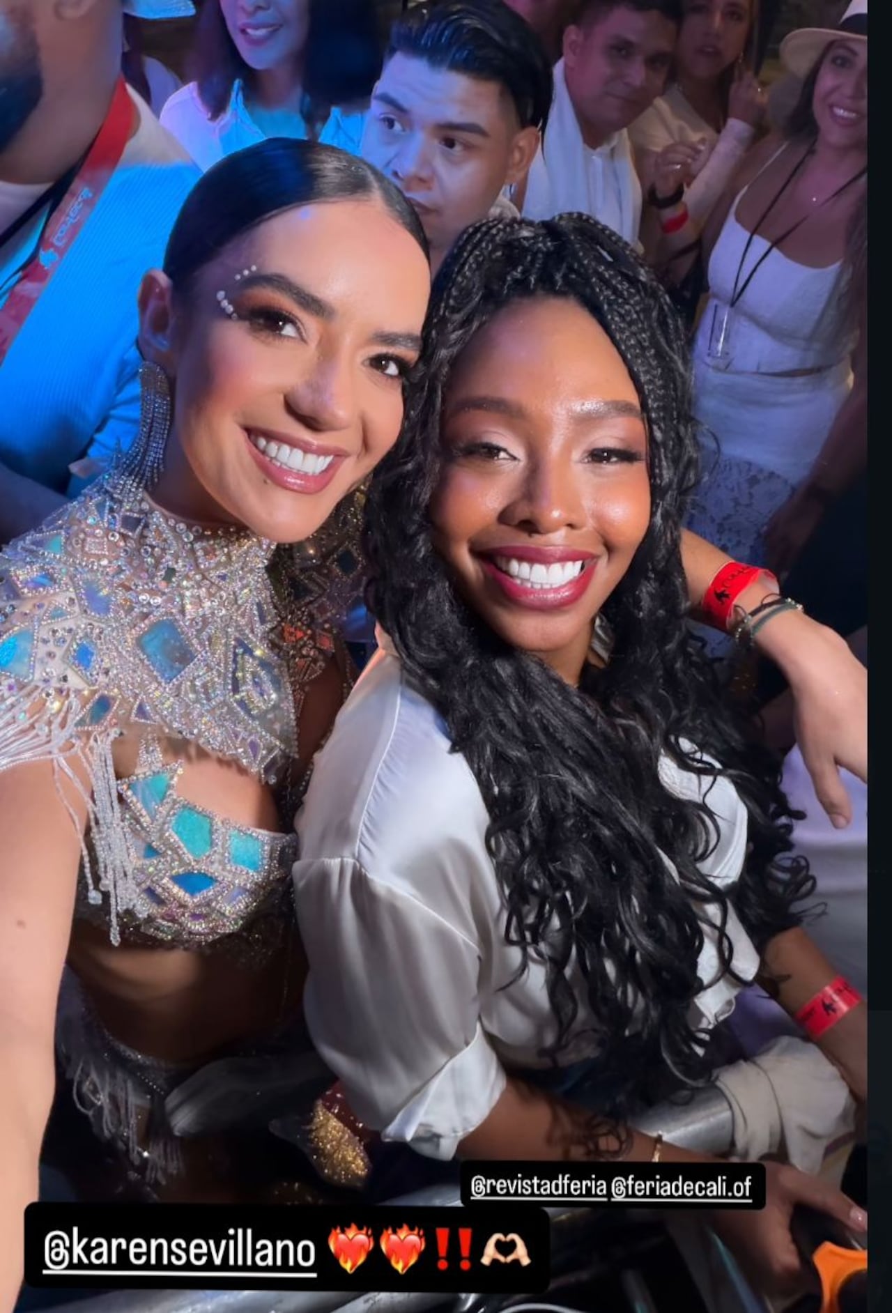 Elianis Garrido disfrutó el salsódromo en compañía de Karen Sevillano.