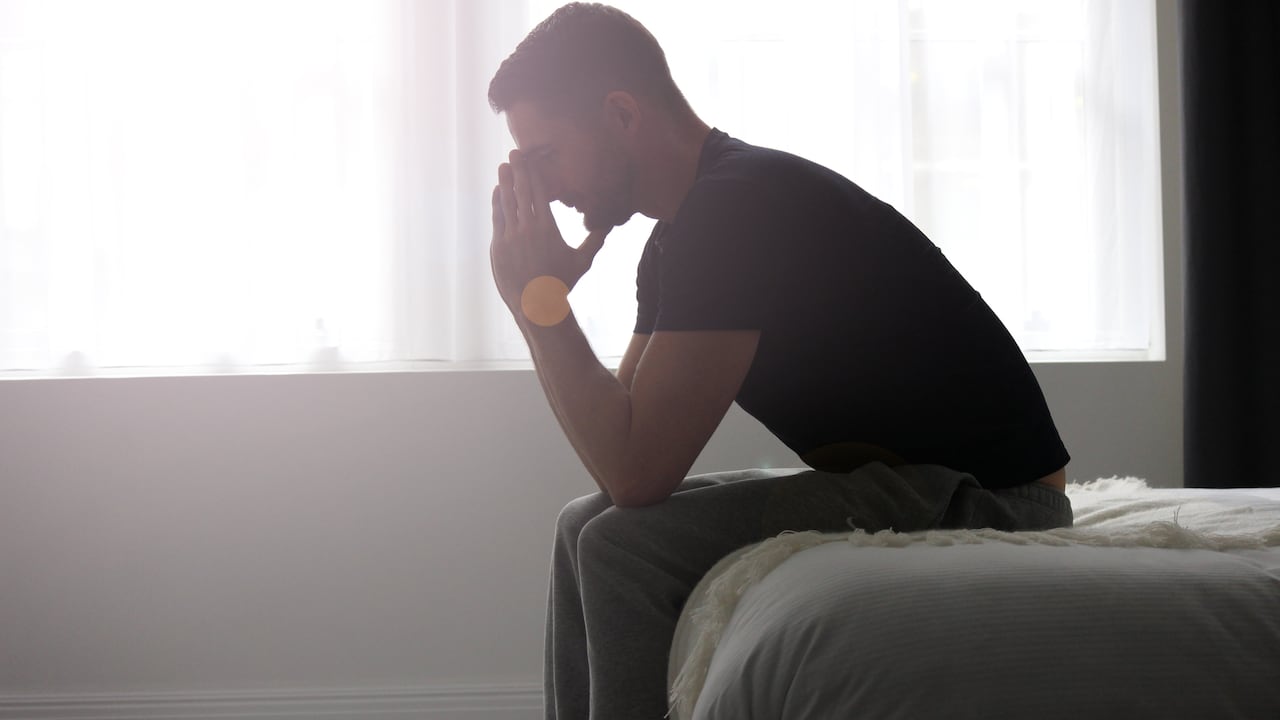 Hombre orando en la mañana.