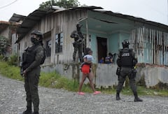 Buenaventura: Operativos de control por grupos especiales de la Policía en los barrios de Buenaventura, luego de las amenazas de grupos insurgentes. foto Aymer Álvarez Jr. Julio 5-23