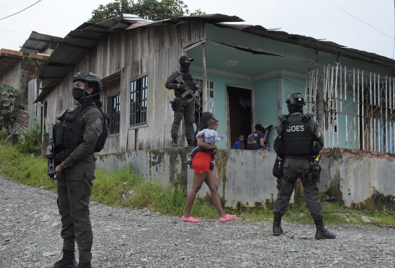 Buenaventura: Operativos de control por grupos especiales de la Policía en los barrios de Buenaventura, luego de las amenazas de grupos insurgentes. foto Aymer Álvarez Jr. Julio 5-23