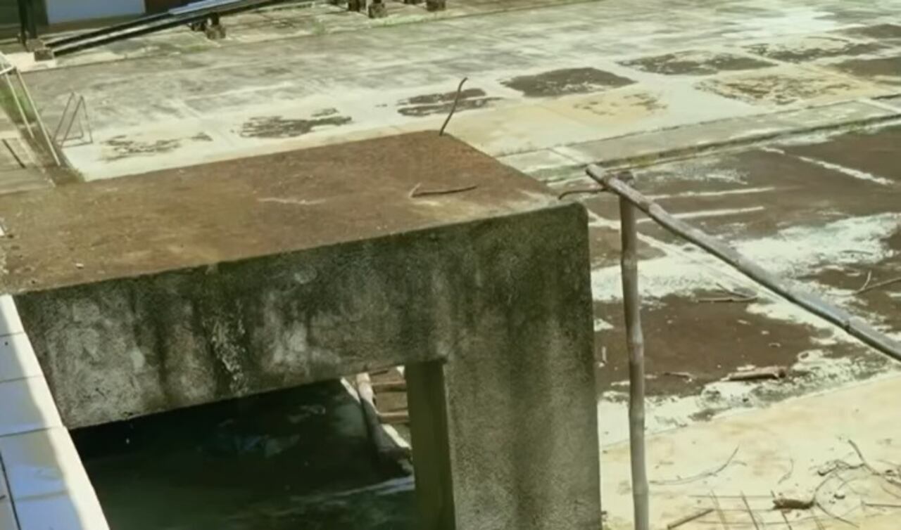 "A nosotros nos vendieron la idea de que los recursos fueron destinados a las personas que debían construir el colegio, pero completamos diez años con este elefante blanco", estudiantes de El Mango, Argelia.