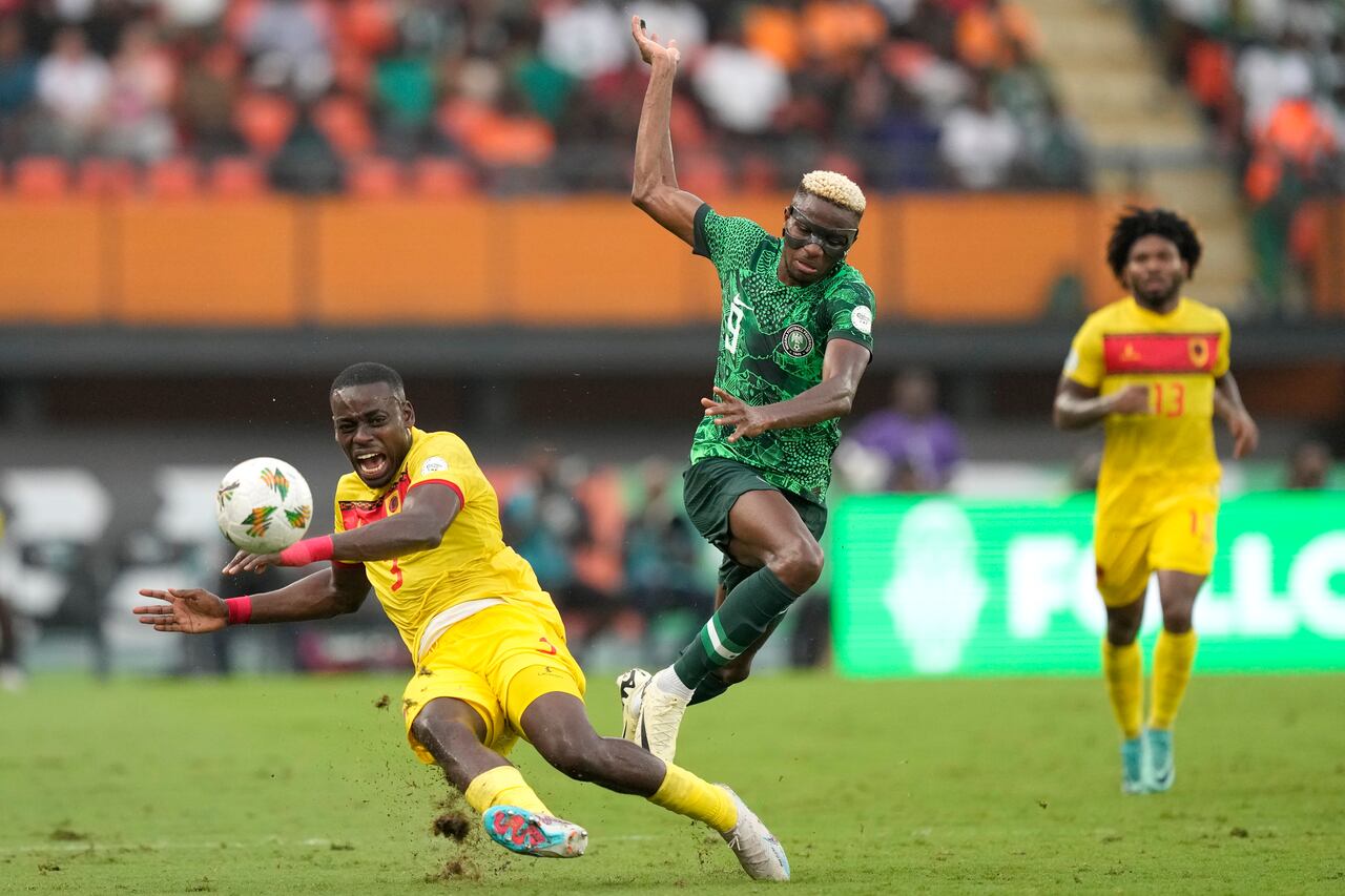 Victor Osimhen, de Nigeria, a la derecha, desafía al angoleño Jonathan Buatu durante el partido de fútbol de cuartos de final de la Copa Africana de Naciones entre Nigeria y Angola, en el estadio Felix Houphouet Boigny en Abidjan, Costa de Marfil, el viernes 2 de febrero de 2024. (Foto AP/ Domingo Alamba)