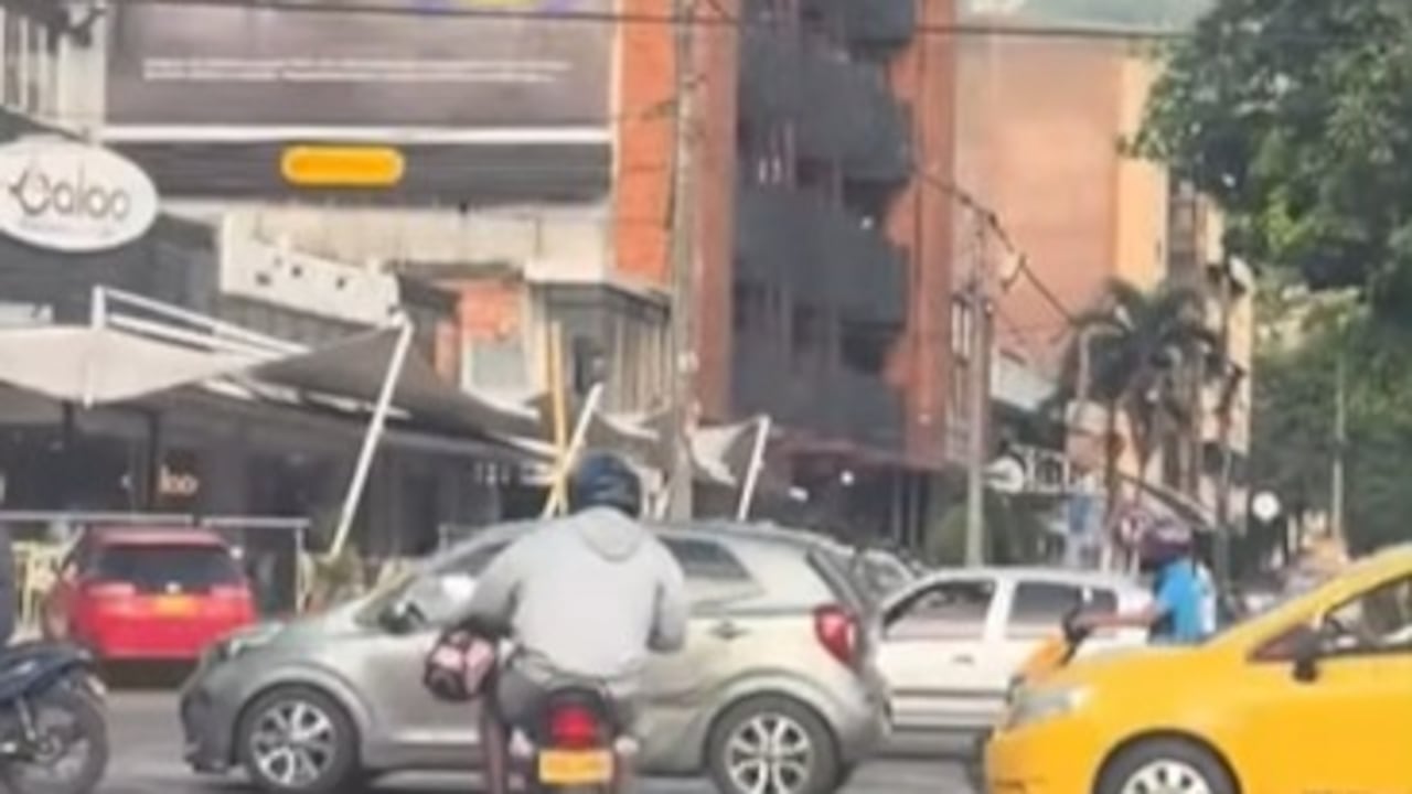 Motociclista chocó con un taxi por evadir a agentes de tránsito.