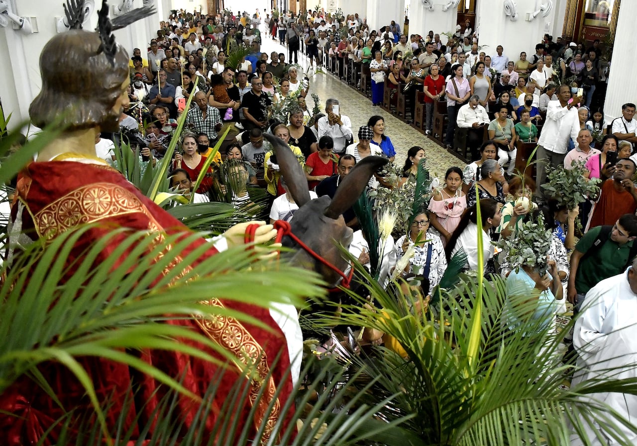 Domingo de Ramos en Cali: así se vivió la tradicional procesión en la ciudad; conmovedora bendición del arzobispo
Con la procesión tradicional del Domingo de Ramos comienza la Semana Santa. Bendición de ramos con las palabras del arzobispo de Cali, Mons. Luis Fernando Rodríguez. Fotos Raúl Palacios / El Pais.