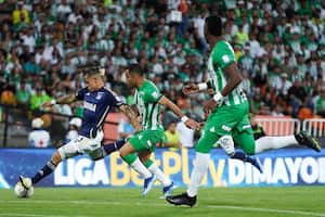 El delantero de Millonarios Leonardo Castro intenta hacer un disparo, ante la marca de Robet Mejía de Nacional, en duelo de la fecha seis de la Liga Betplay 2024.