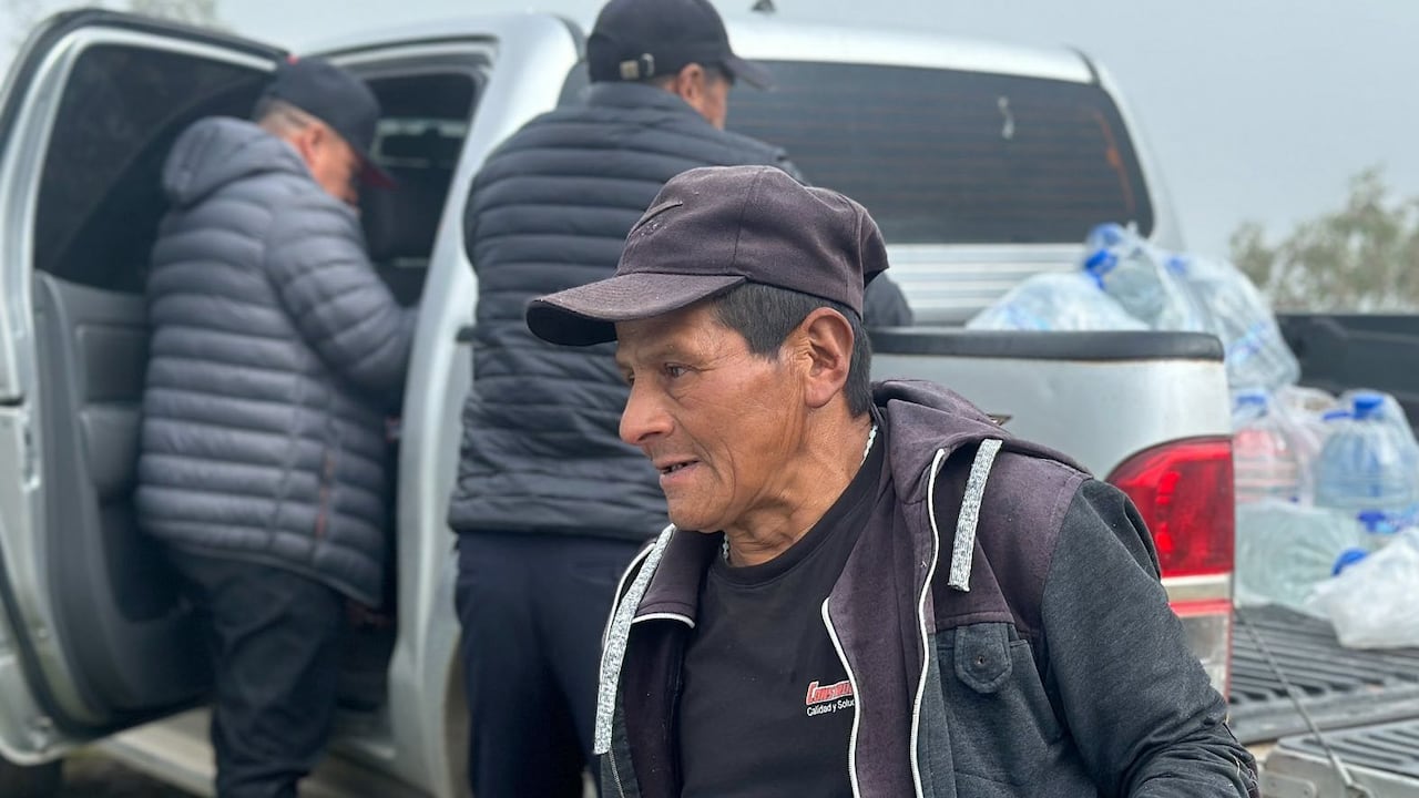 La Administración Municipal de Puracé, en coordinación con la Oficina de Gestión del Riesgo de Desastres, entregó agua potable a familias de Alto Anambío como parte de las acciones de respuesta ante los efectos de la caída de ceniza volcánica en la comunidad.