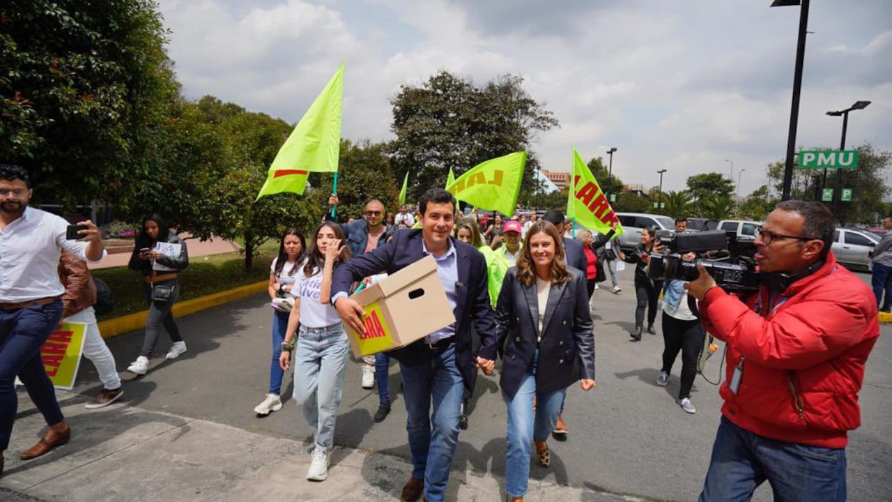 Tras lograr la recolección de más de 212.000 firmas, Rodrigo Lara se inscribió ante Registraduría como candidato a la Alcaldía de Bogotá, para el periodo 2024-2027.