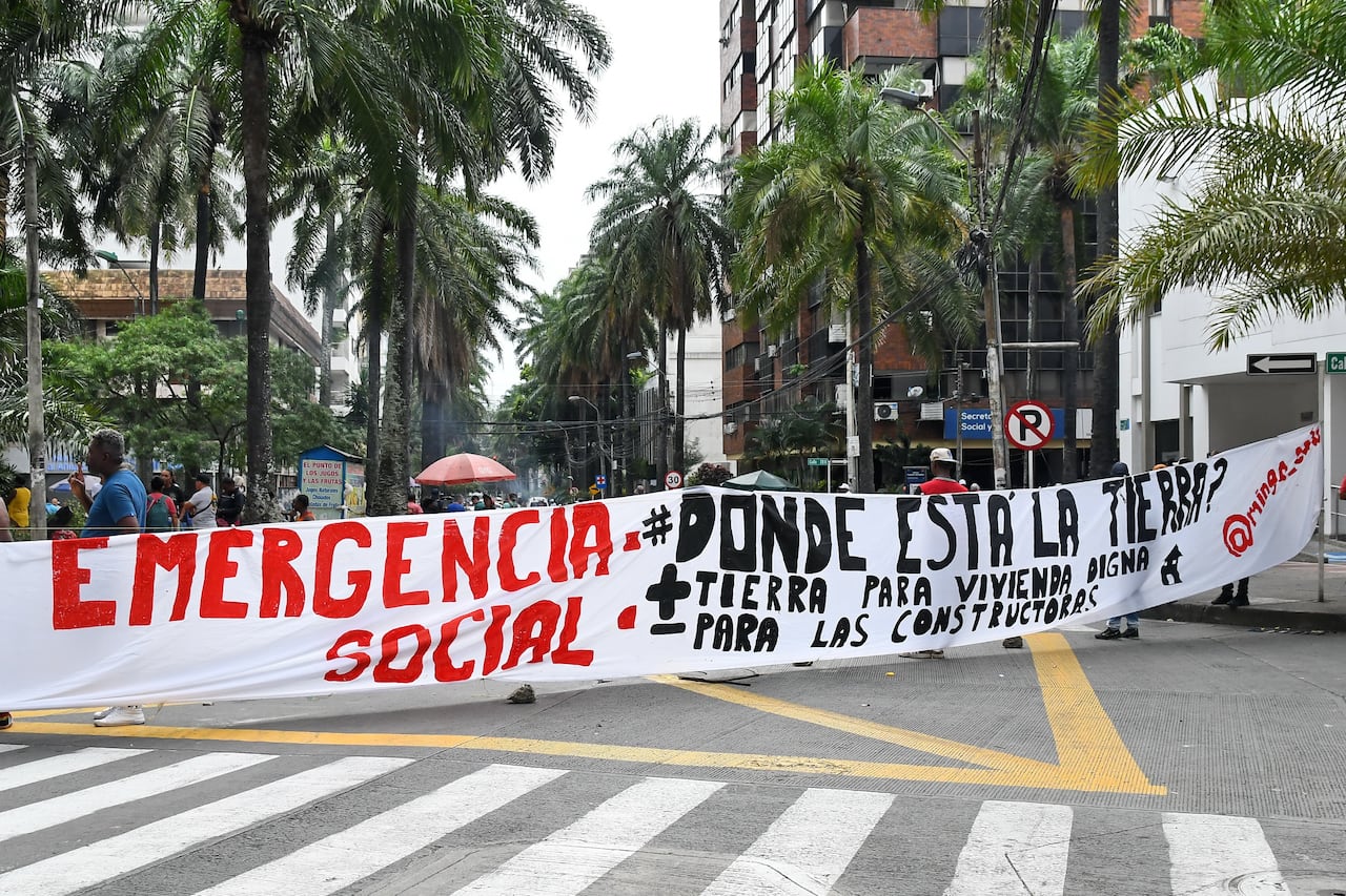 Continúa la jornada de protestas de los Indigenas en Cali , Secretaria de Vivienda , 5 AN. con Calle 20 N _ B/ Versalles, Fotos Wirman Rios, Cali Julio 24 de 2024, EL PAIS