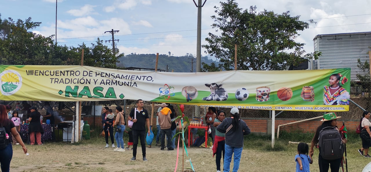 Delegaciones de distintos territorios del norte del Cauca llegaron en 'chivas' al resguardo indígena de Tacueyó, en el municipio de Toribío, Cauca, para participar en el primer Trueque de Integración y Reconciliación por la Paz liderado por firmantes del Acuerdo de Paz.