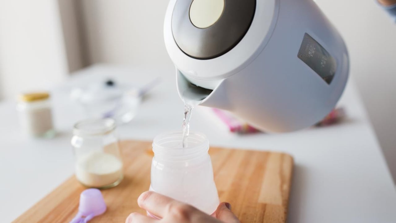 Si tiene uno de los lotes de fórmulas infantiles contaminados, alerte a las autoridades.