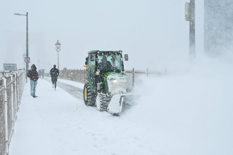 El 24 de enero, una enorme tormenta invernal azotó Estados Unidos hacia el noreste, dejando nieve y lluvia helada desde Nuevo México hasta Carolina del Norte.