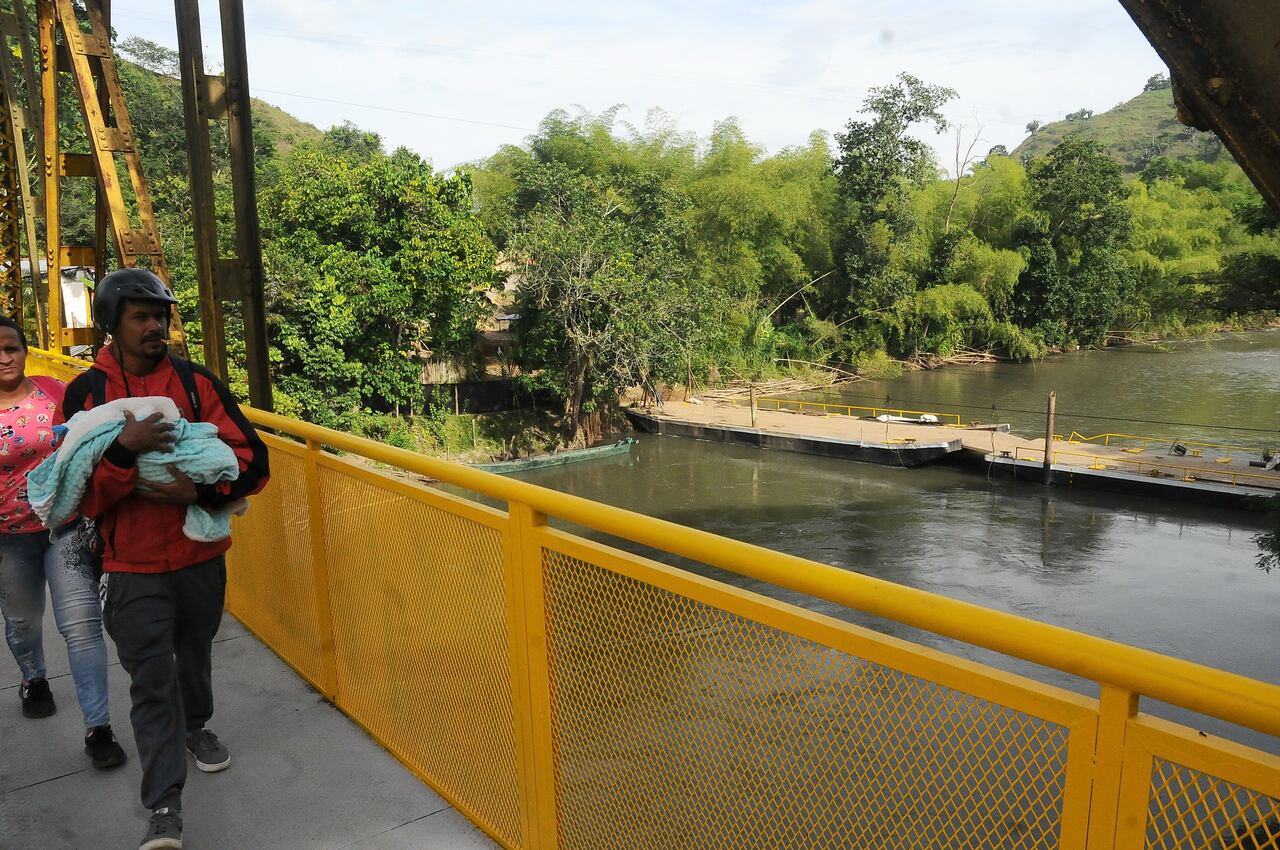 Cali: A partir de este fin de semana queda comunicado nuevamente el departamento del Valle y el Quindío en su paso por el río la Vieja luego de que entre funcionamiento un Ferry sobre el río que permite el paso para carros pequeños y livianos. Se presentara paso controlado y tendrá un costo. El ferry estará ubicado a unos 300 mt de donde se cayó el puente hace dos meses. Foto José L Guzmán. EL País, junio 15-23