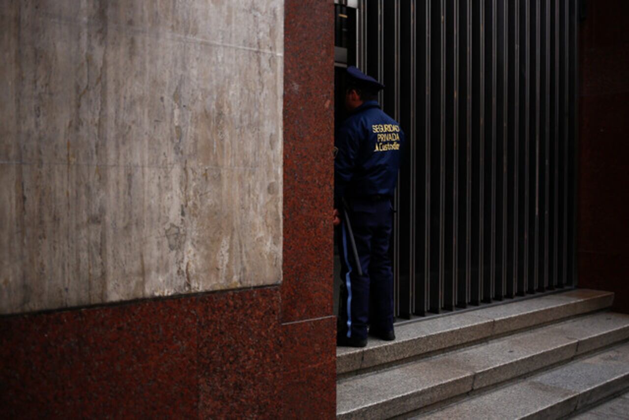 Imagen de un guarda de seguridad privado ejerciendo su labor