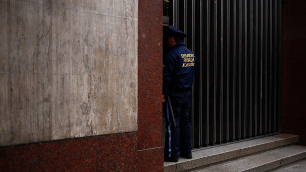 Imagen de un guarda de seguridad privado ejerciendo su labor