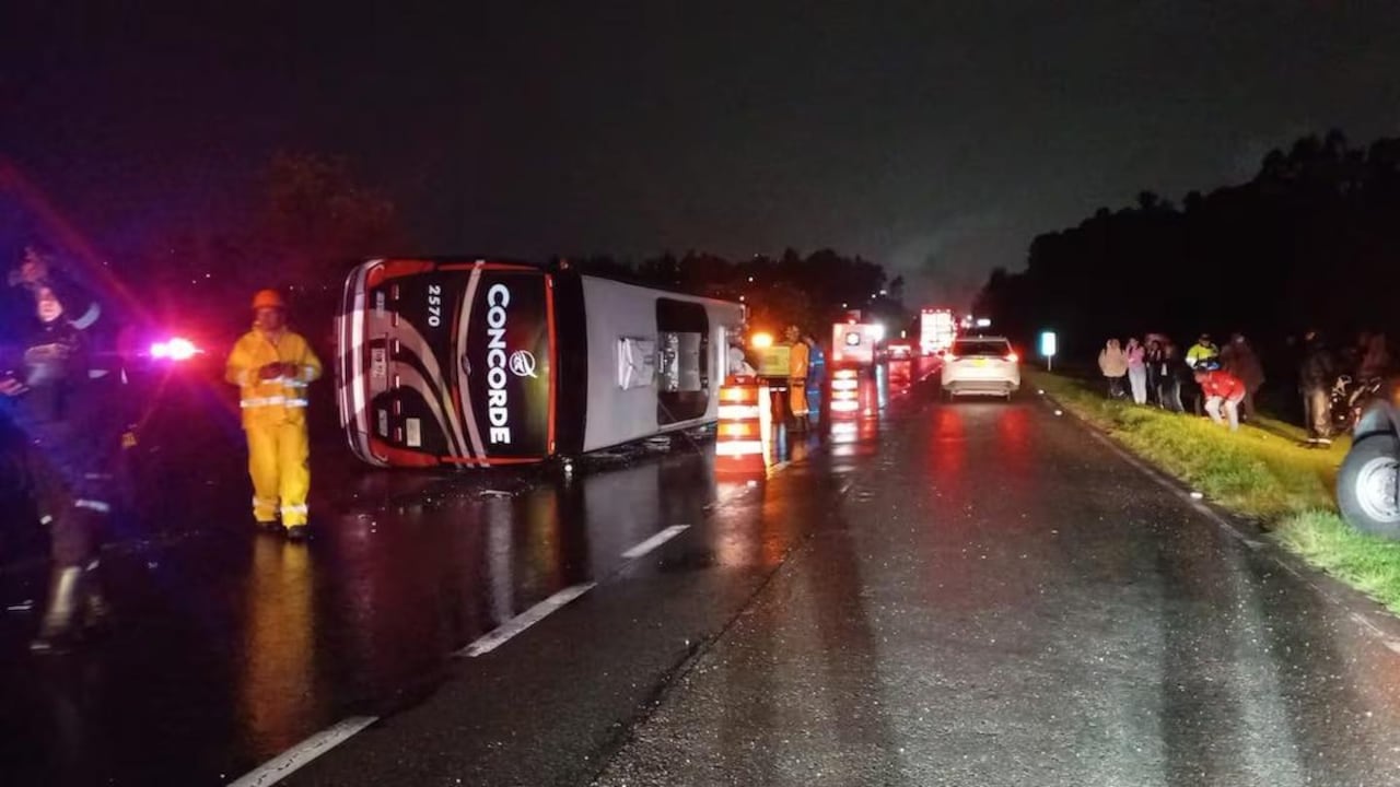 Bus de la empresa Concorde se volcó en la vía Tunja-Bogotá