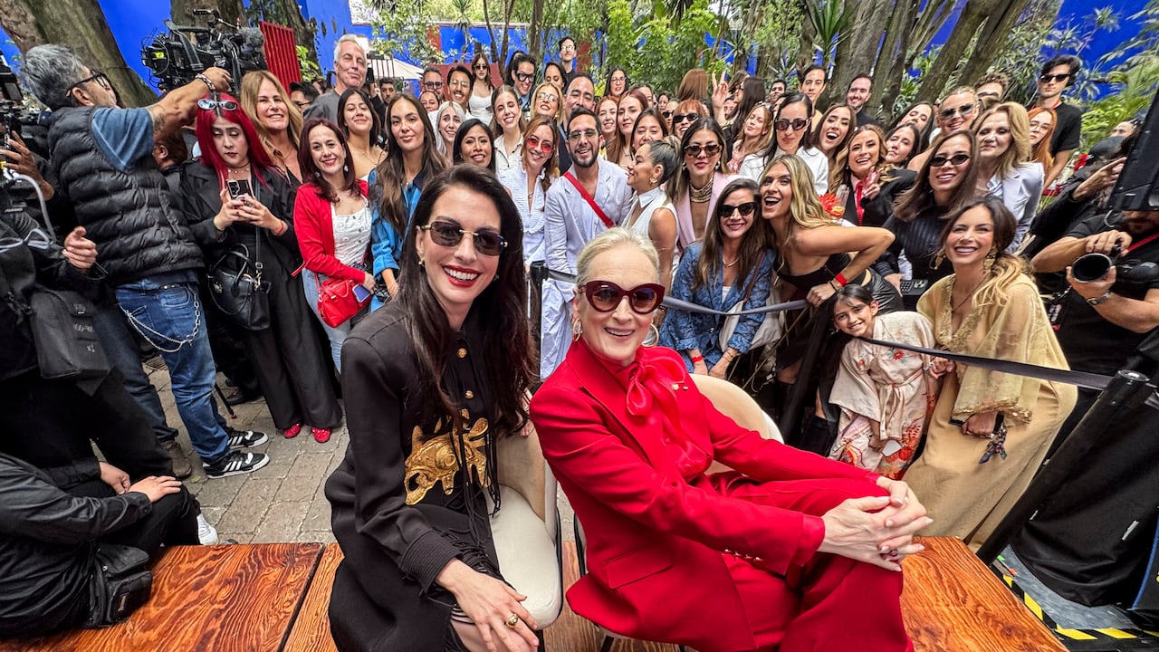 La capital mexicana se transformó en el epicentro de la moda global con la llegada de dos leyendas de Hollywood: Meryl Streep y Anne Hathaway para la promoción de El diablo viste a la moda 2.