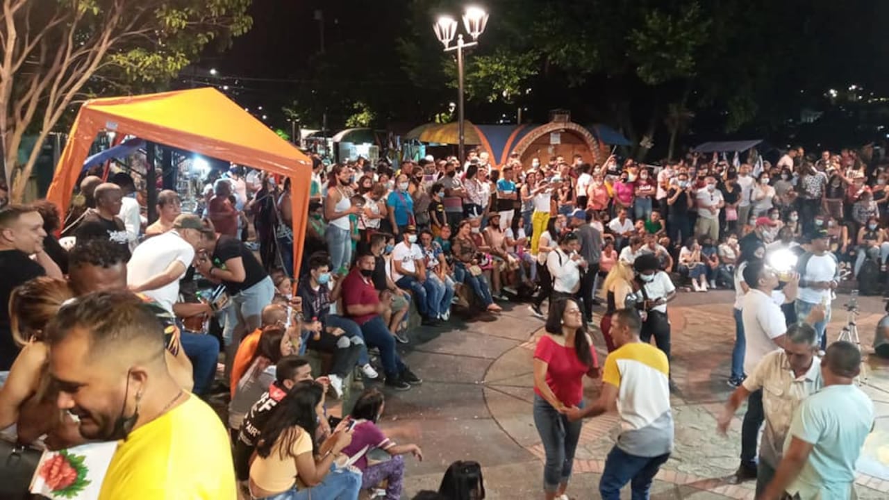 Un bafle sobre el andén y una conga marcan el inicio de Salsa a la Calle.