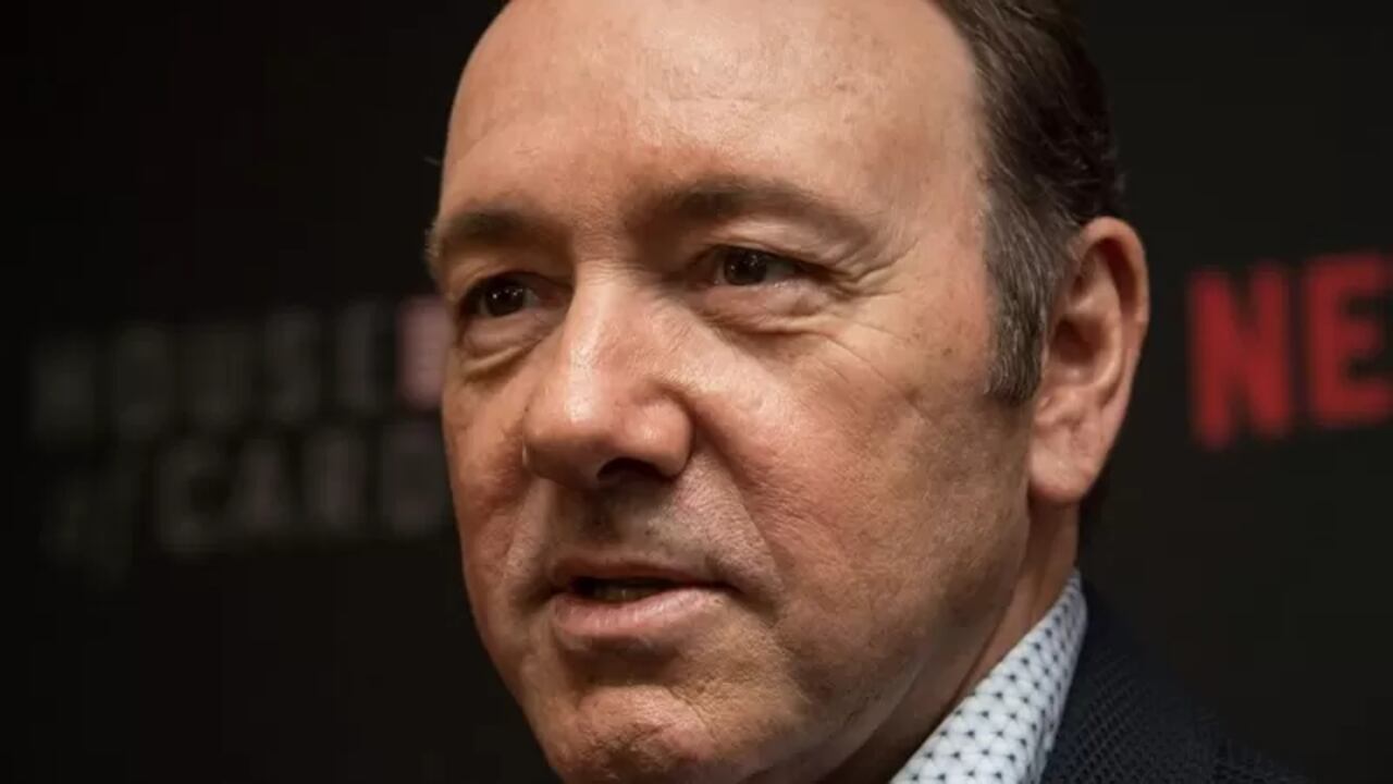 Kevin Spacey deberá pagar millonaria multa a la productora de ‘House of Cards’.