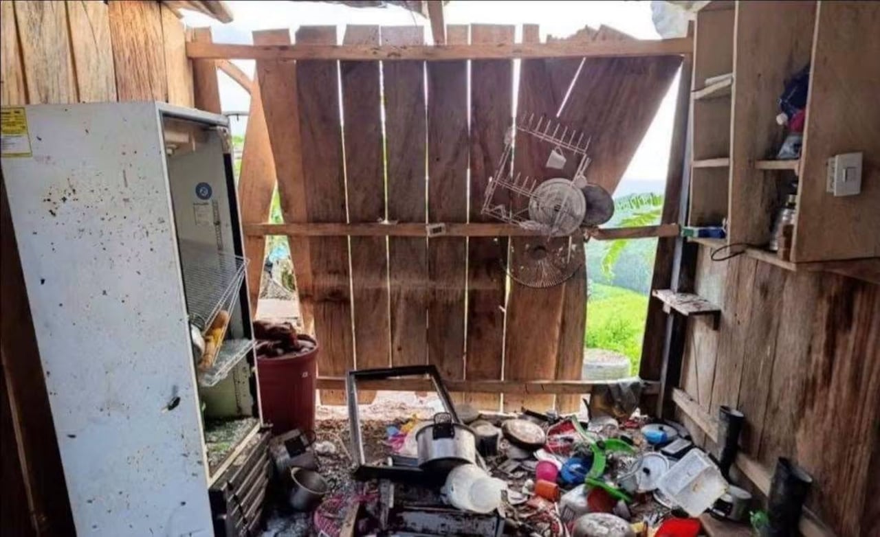 Casas destruída en la guerra en el Catatumbo, situación reportada este martes 4 de agosto por periodistas de Norte de Santander, Colombia.