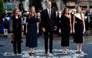 ASTURIAS, SPAIN - OCTOBER 20: King Felipe VI of Spain, Queen Letizia of Spain, Queen Sofia of Spain, Crown Princess Leonor of Spain and Princess Sofia of Spain arrive at the "Princesa de Asturias" Awards at Teatro Campoamor on October 20, 2023 in Asturias, Spain. (Photo by Samuel de Roman/Getty Images)