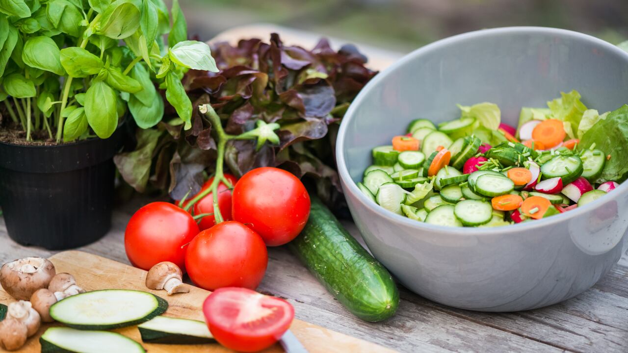 Verduras frescas en la mesa de jardín Vintage