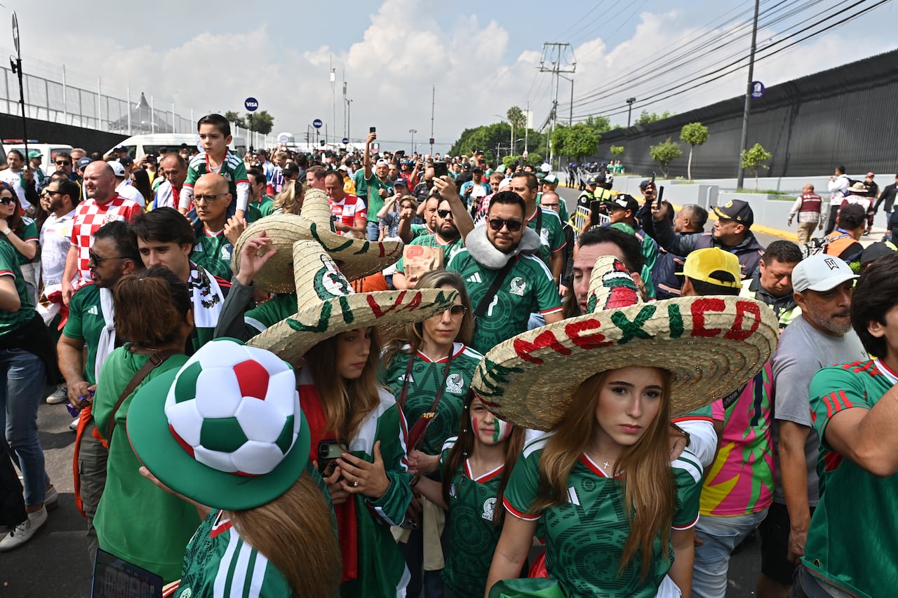 Aficionados mexicanos se congregan a las afueras del estadio antes del partido de fútbol del Grupo A del Mundial 2026 entre México y Sudáfrica en el Estadio de la Ciudad de México, el 11 de junio de 2026. (Foto de Mario Vázquez / AFP)
