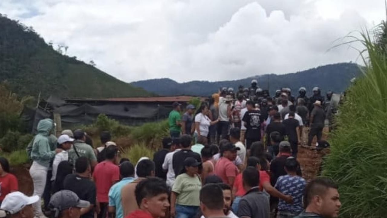 Cientos de campesinos ahora rodean a los policías que laboran en el corregimiento de El Plateado, Argelia, buscan de esta forma conocer las causas de la muerte de dos civiles en medio de una posible intervención de los uniformados.
