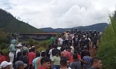 Cientos de campesinos ahora rodean a los policías que laboran en el corregimiento de El Plateado, Argelia, buscan de esta forma conocer las causas de la muerte de dos civiles en medio de una posible intervención de los uniformados.