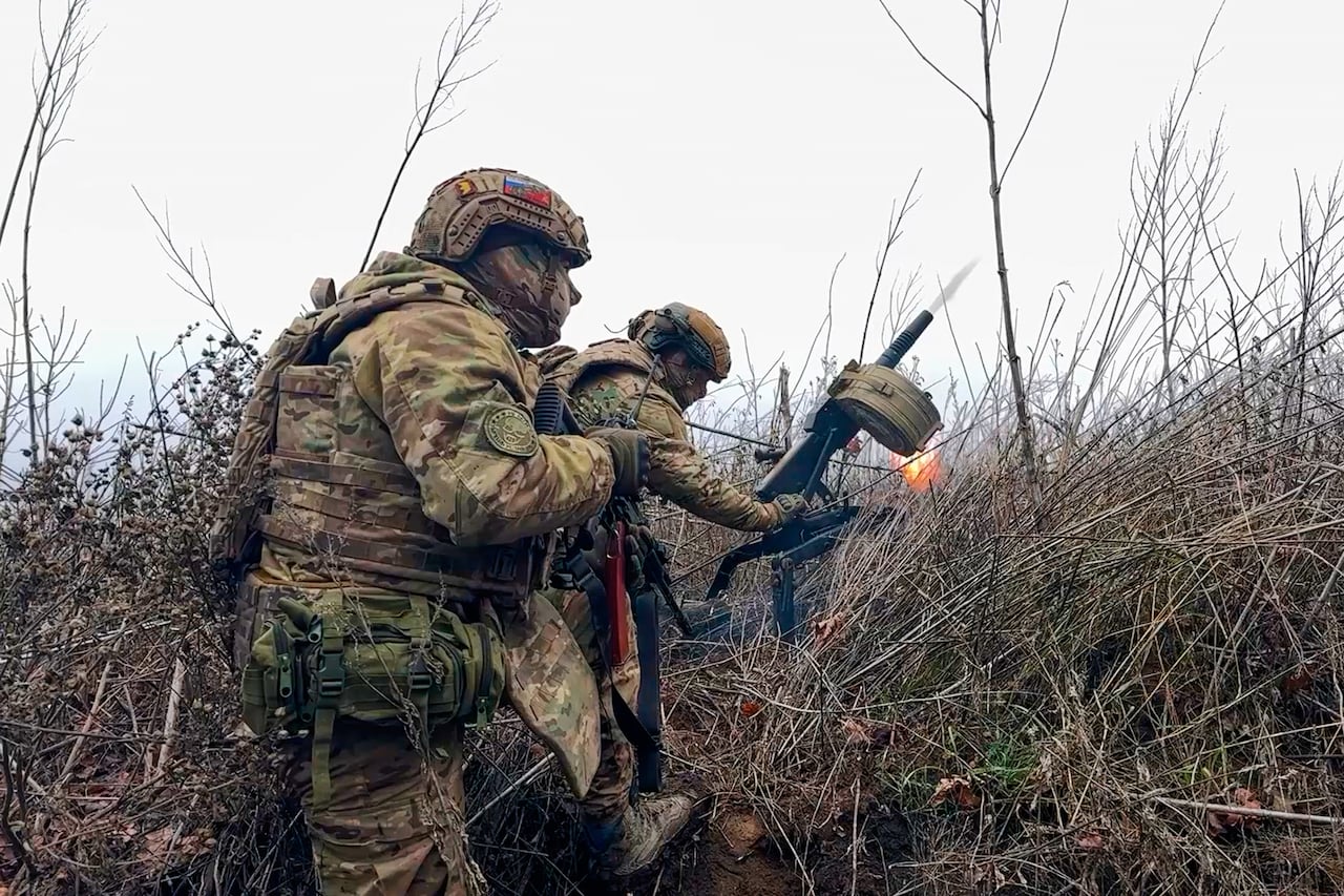 En la imagen, tomada de un video distribuido por la oficina de prensa del Ministerio de Defensa de Rusia, soldados rusos disparan un lanzagranadas hacia posiciones ucranianas en un lugar no revelado en Ucrania.