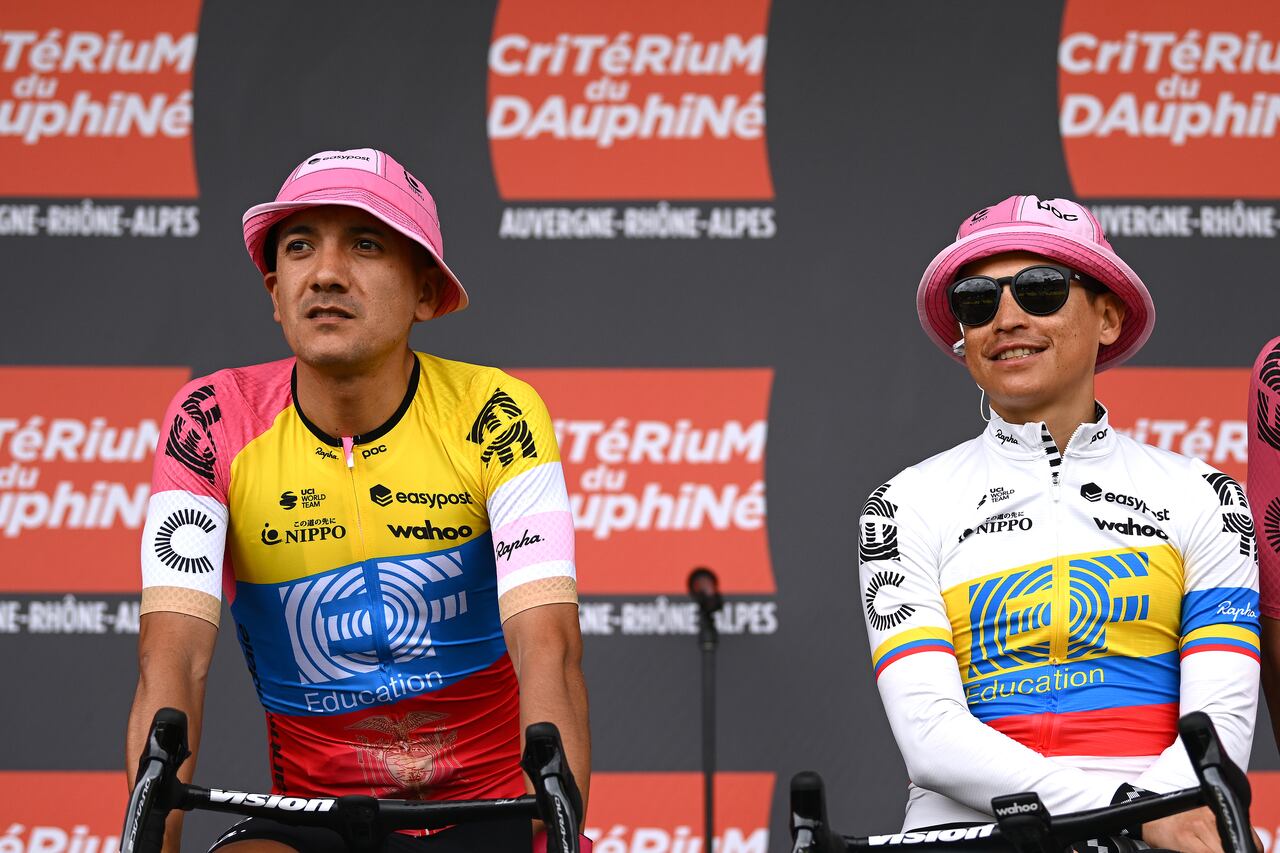 Richard Carapaz de Ecuador y Esteban Chaves de Colombia y el Equipo EF Education-EasyPost antes del 75° Criterium du Dauphine 2023, Etapa 1, una etapa de 158 km desde Chambon-sur-Lac a Chambon-sur-Lac.