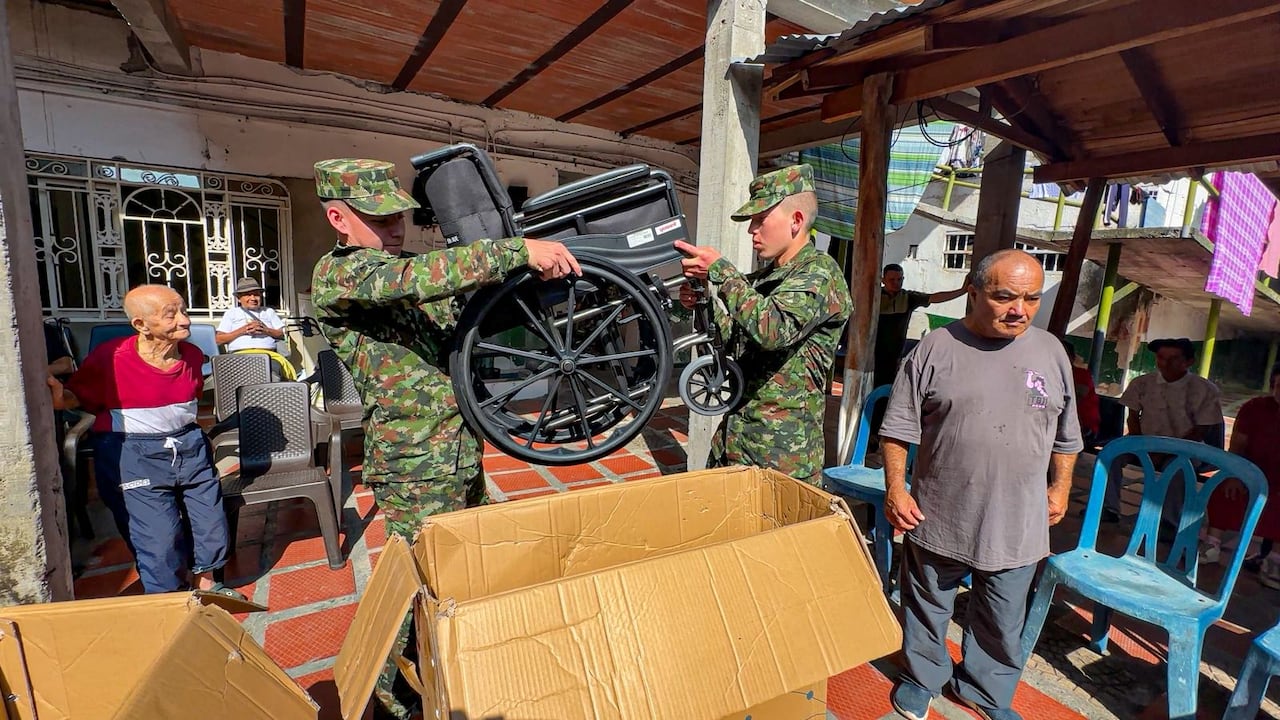 Ejército Nacional y Fundación Arturo Calle llevaron regalos de Navidad a más de 200 adultos mayores y familias vulnerables en Tuluá