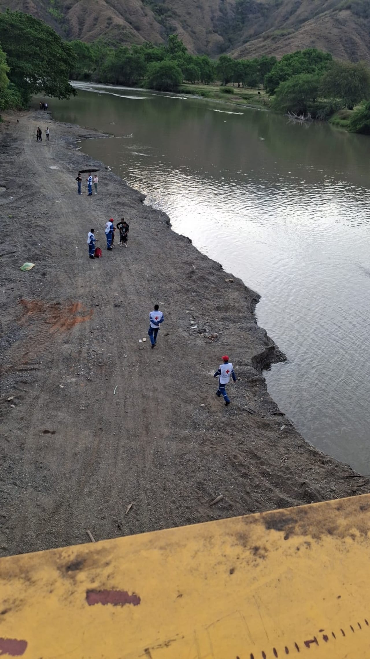 Los campesinos apoyaron a los organismos de socorro que llegaron a esa zona para buscar los cadáveres de las víctimas, confirmó el portal informativodelsur.com.co