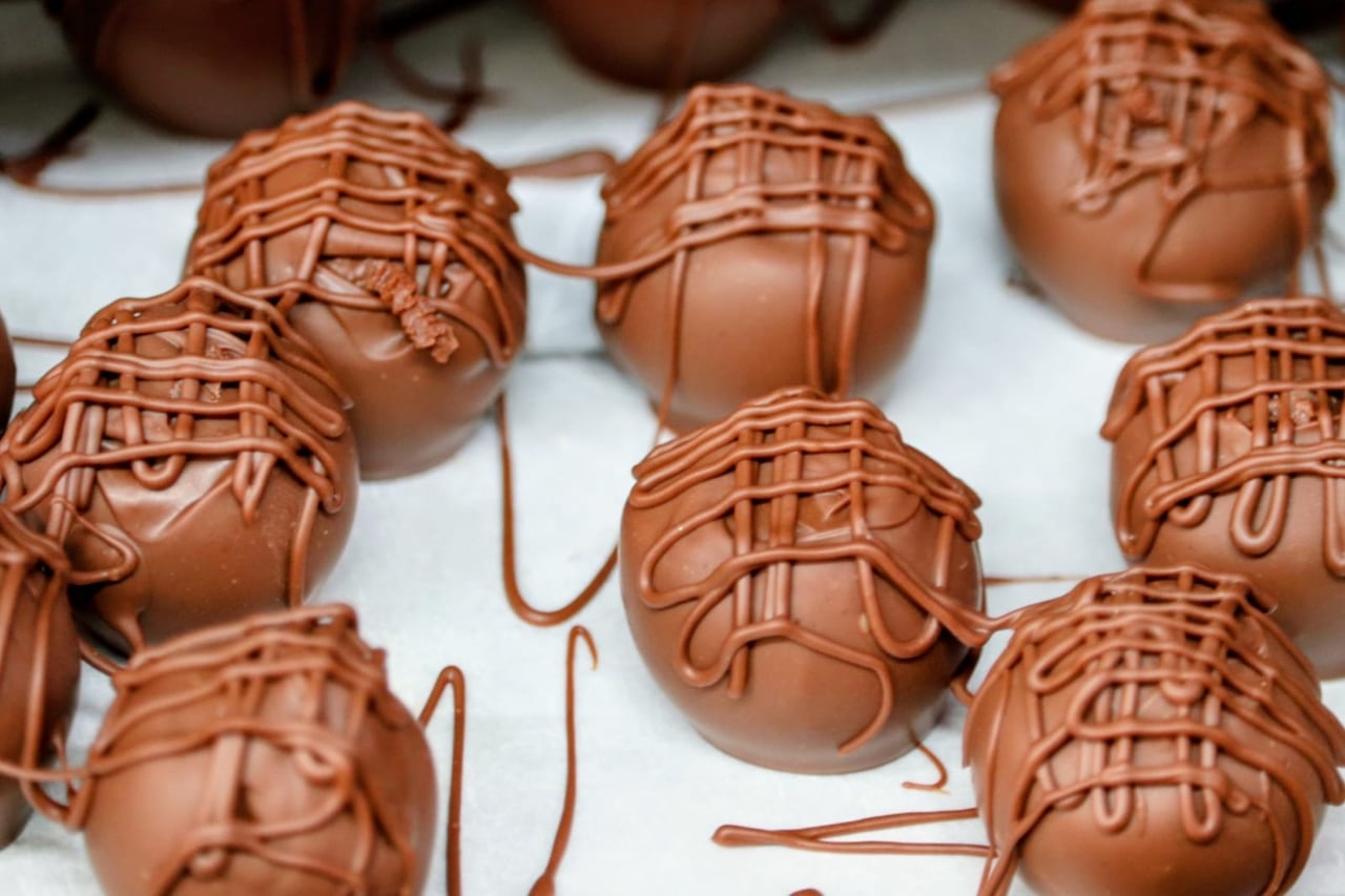 Cada pieza combina técnicas de chocolatería artesanal con ingredientes inspirados en la riqueza del territorio colombiano.
