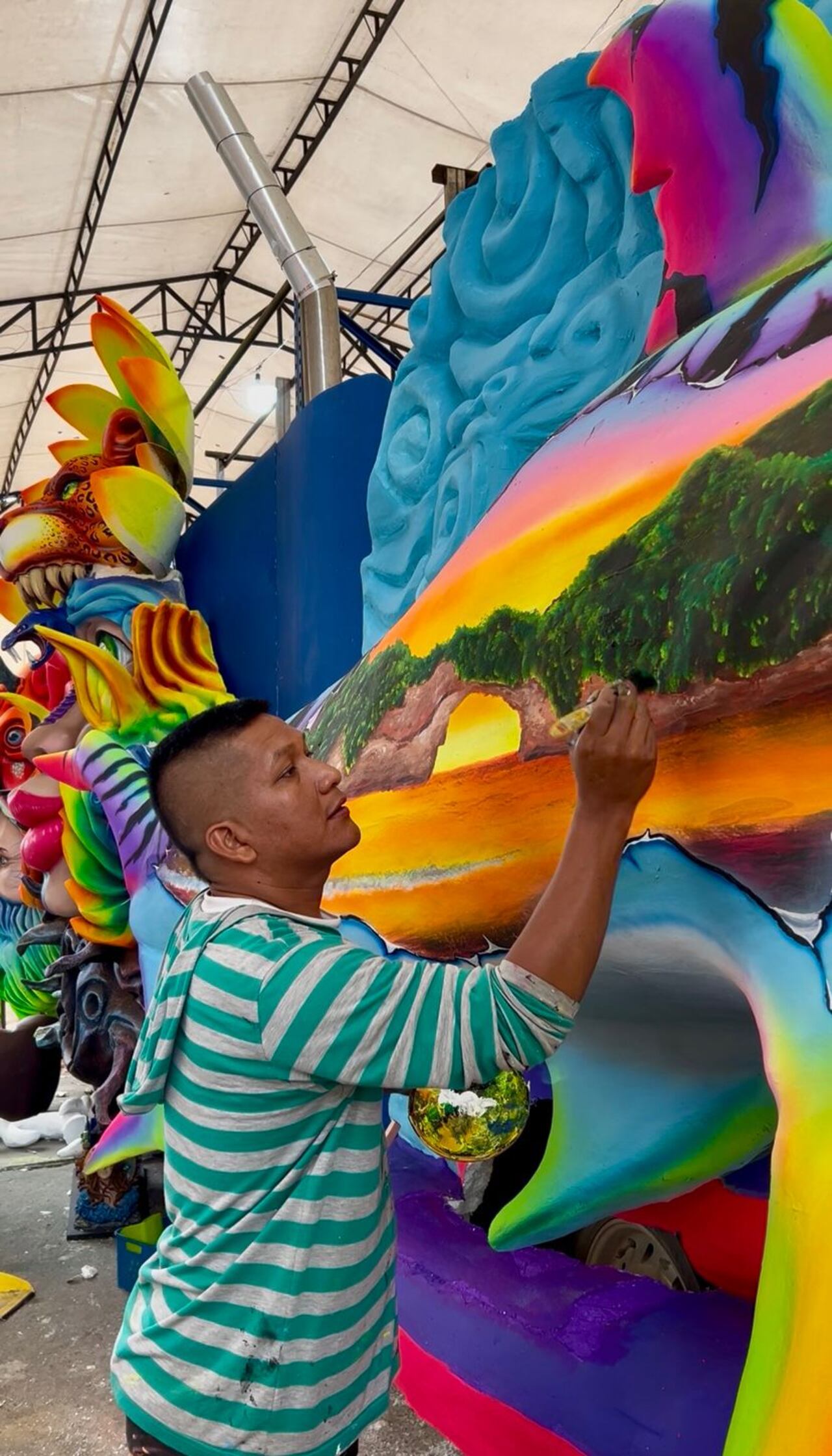 Artesanos trabajan hasta altas horas de la noche en la elaboración y montaje de las carrozas que desfilarán durante los días centrales del Carnaval de Negros y Blancos 2026 en Pasto.