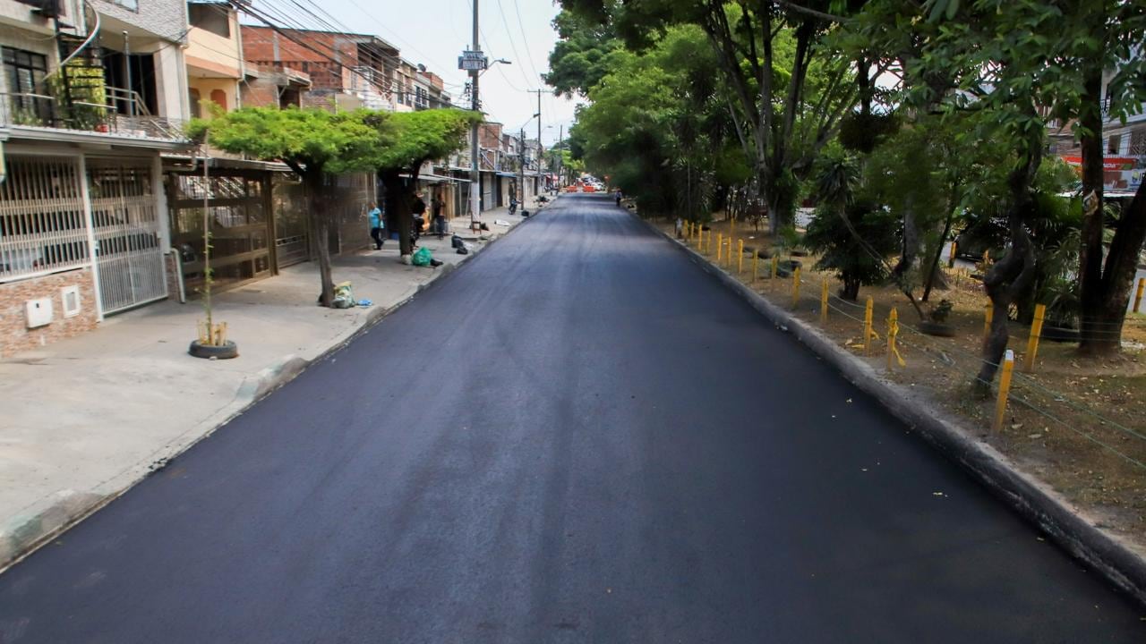 Después de años de espera, vecinos de El Poblado estrenan la renovada calle 42 en el oriente de Cali
La vía, que durante años presentó huecos, polvo y problemas de movilidad, fue rehabilitada como parte de un plan que recuperó 1.224 metros lineales en las comunas 13 y 15.