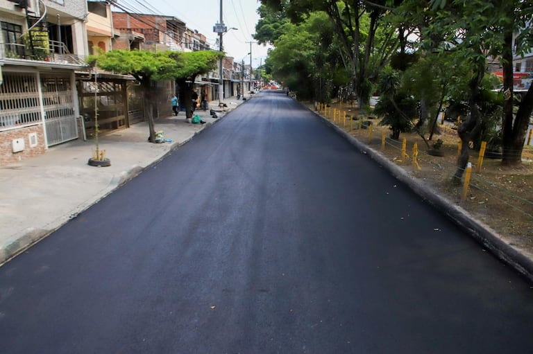 Después de años de espera, vecinos de El Poblado estrenan la renovada calle 42 en el oriente de Cali
La vía, que durante años presentó huecos, polvo y problemas de movilidad, fue rehabilitada como parte de un plan que recuperó 1.224 metros lineales en las comunas 13 y 15.