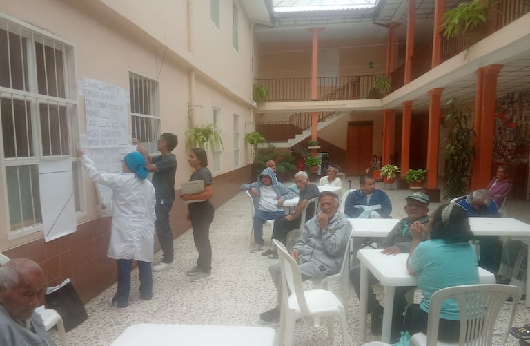 Estudiantes de Fonoaudiología de la Universidad del Cauca desarrollan jornadas de biblioterapia con adultos mayores del Hogar San Vicente de Paúl en Popayán.