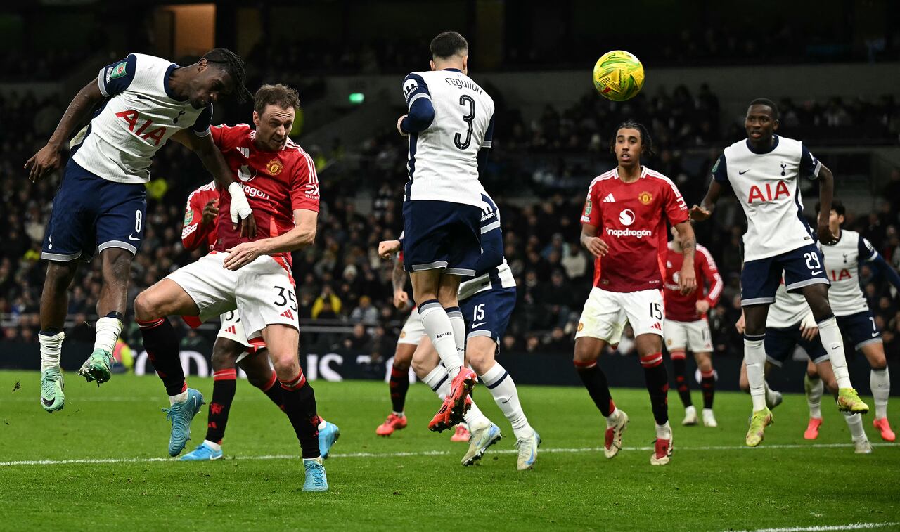 El defensor norirlandés del Manchester United #35 Jonny Evans (2L) anota el tercer gol del equipo.