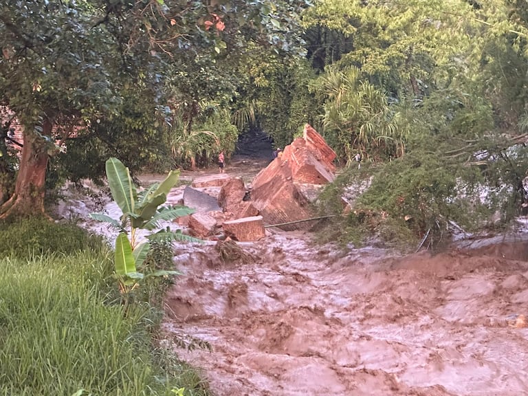 Restos del Puente de los Esclavos, una estructura del siglo XVIII, quedaron reducidos tras ceder por el aumento del caudal del río Güengüé